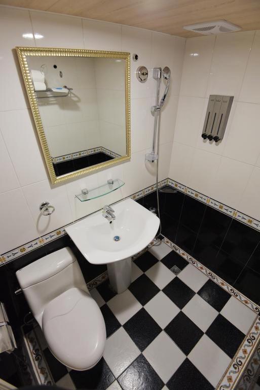Migo Hotel Taichung Bagian luar foto