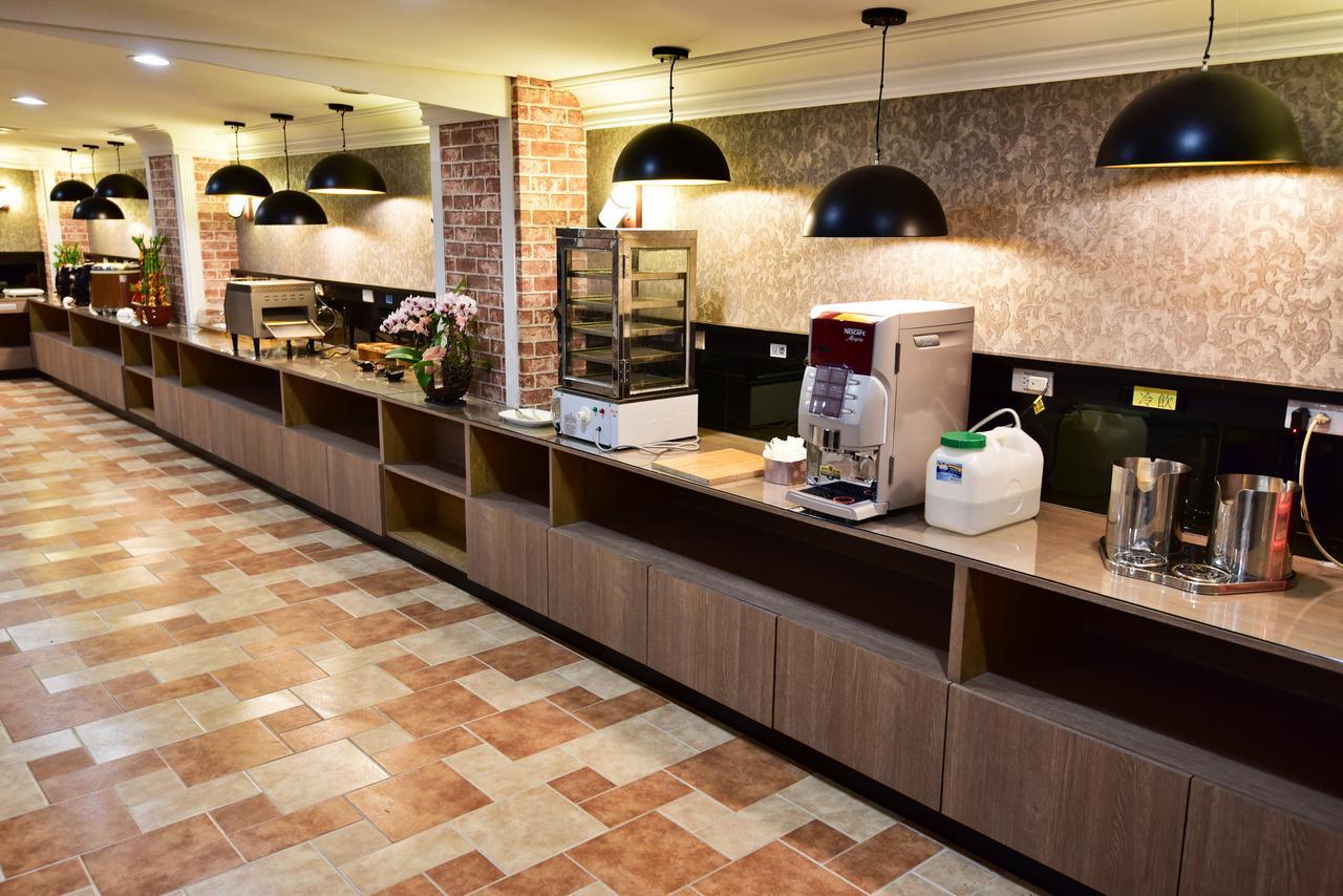 Migo Hotel Taichung Bagian luar foto